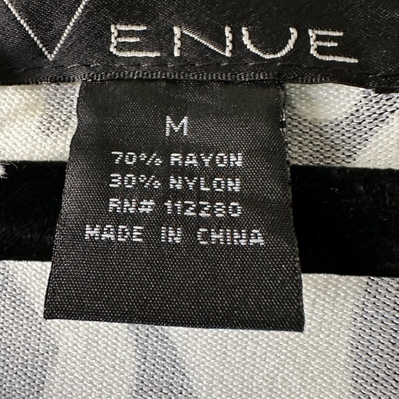 VENUE BUTTON DOWN LIGHT SWEATER BLOUSE. SIZE MEDIUM - Picture 4 of 9